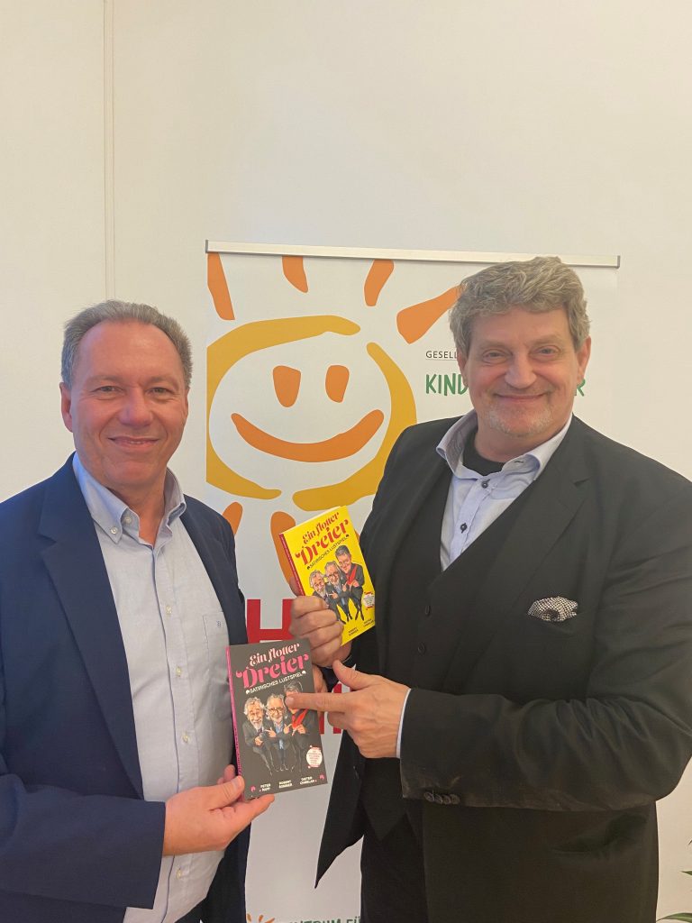 Vorsitzender Franz Prokop und Dieter Chmelar präsentieren das neue Buch