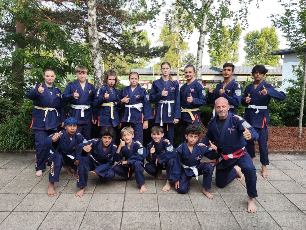 Gruppenbild von Judotrainer mit unseren Kinderdorf-Kindern